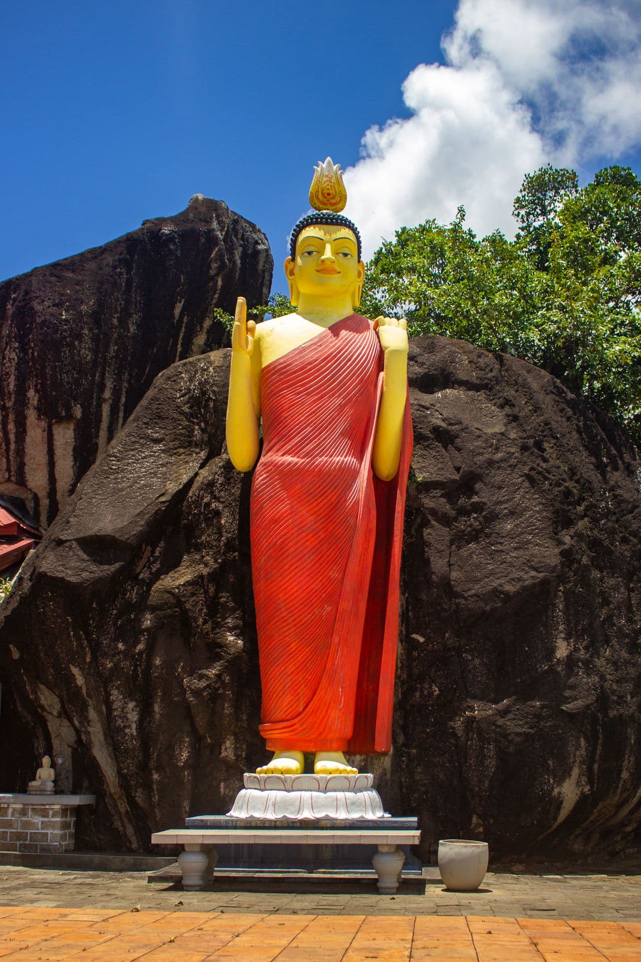 Statue de Bouddha d'Avukana